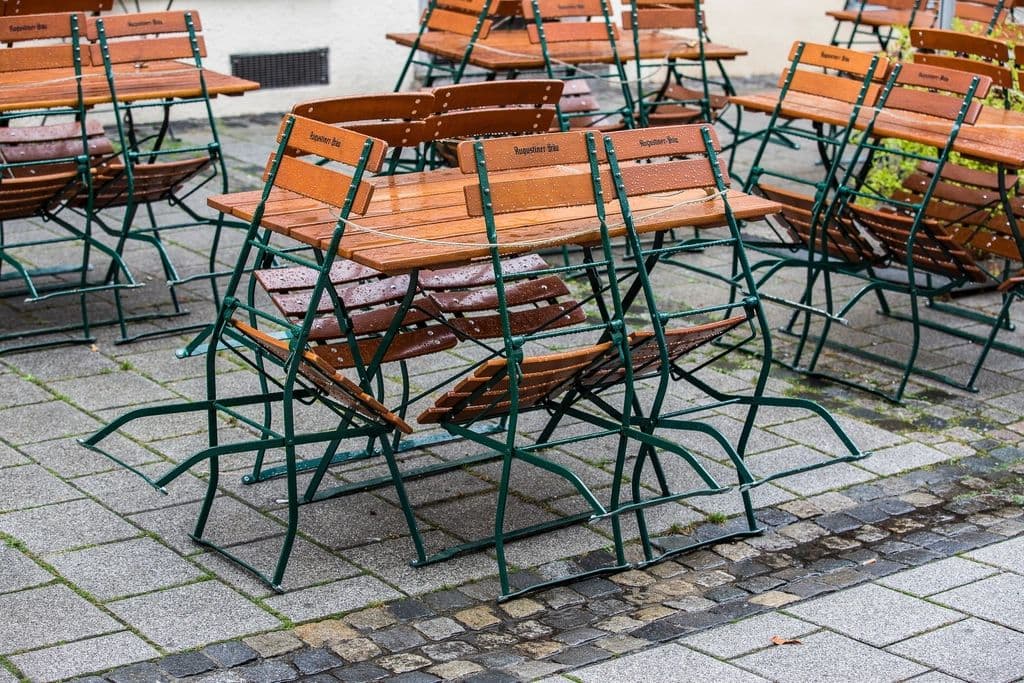 Biergartenstühle im Freien
