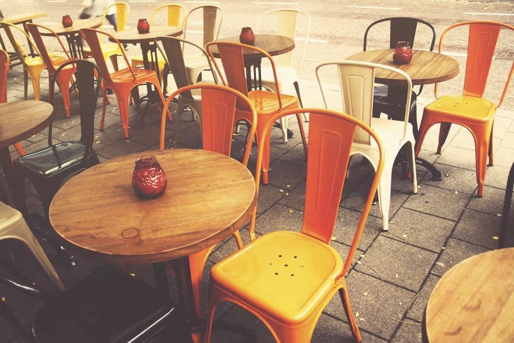 Bistrotische vor einem Lokal