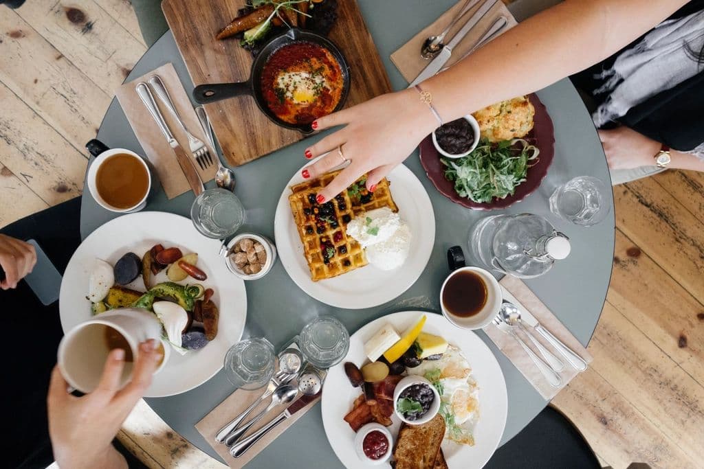 Gedeckter Tisch von oben mit Frühstück