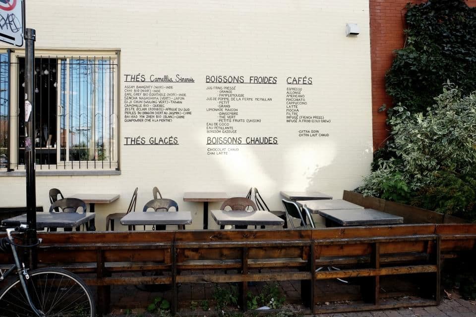 Fassade eines Lokals mit angeschriebener Karte