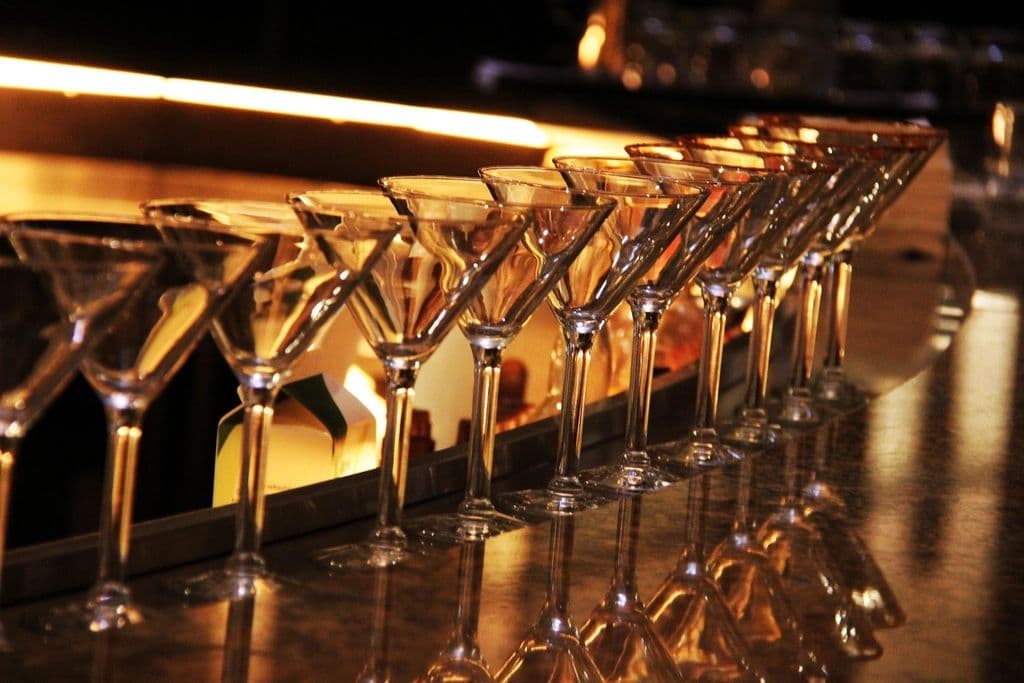 Cocktailgläser an der Bar