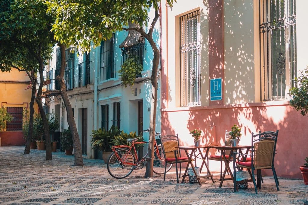 Kleines Café in einer Altstadtgasse