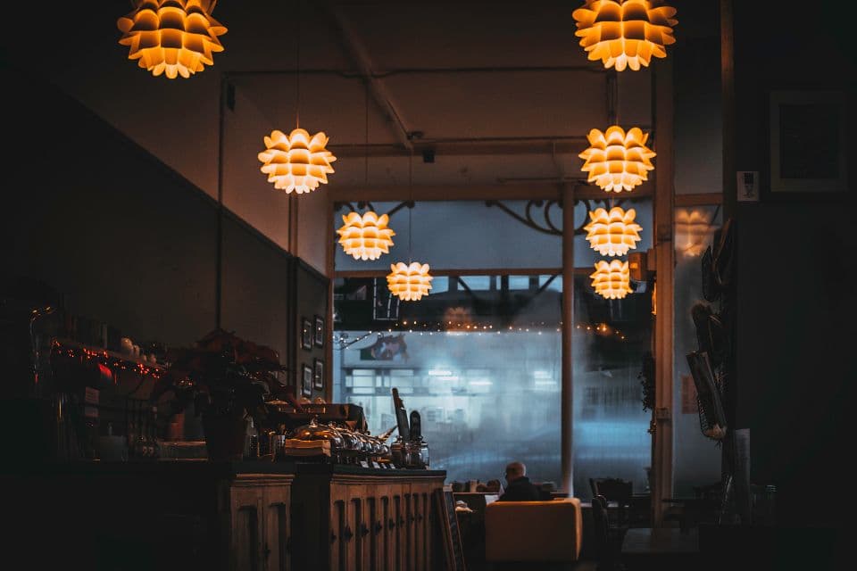 Restaurant am Abend mit warmer Beleuchtung