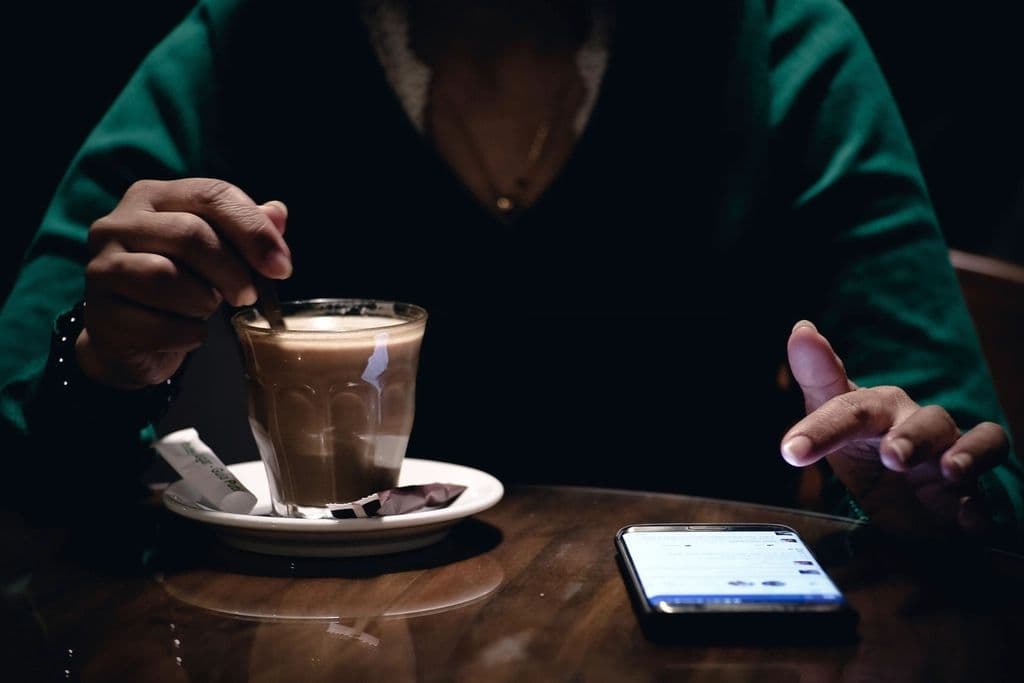 Smartphone auf einem Cafétisch