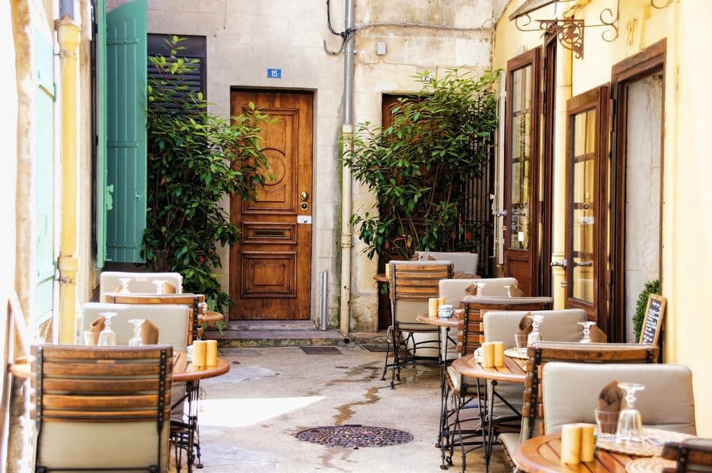 Terrasse eines kleinen Lokals in einem Innenhof