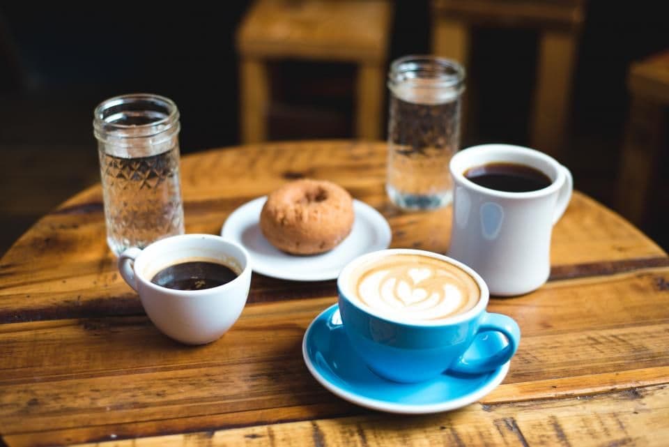 Kaffee auf einem Holztisch