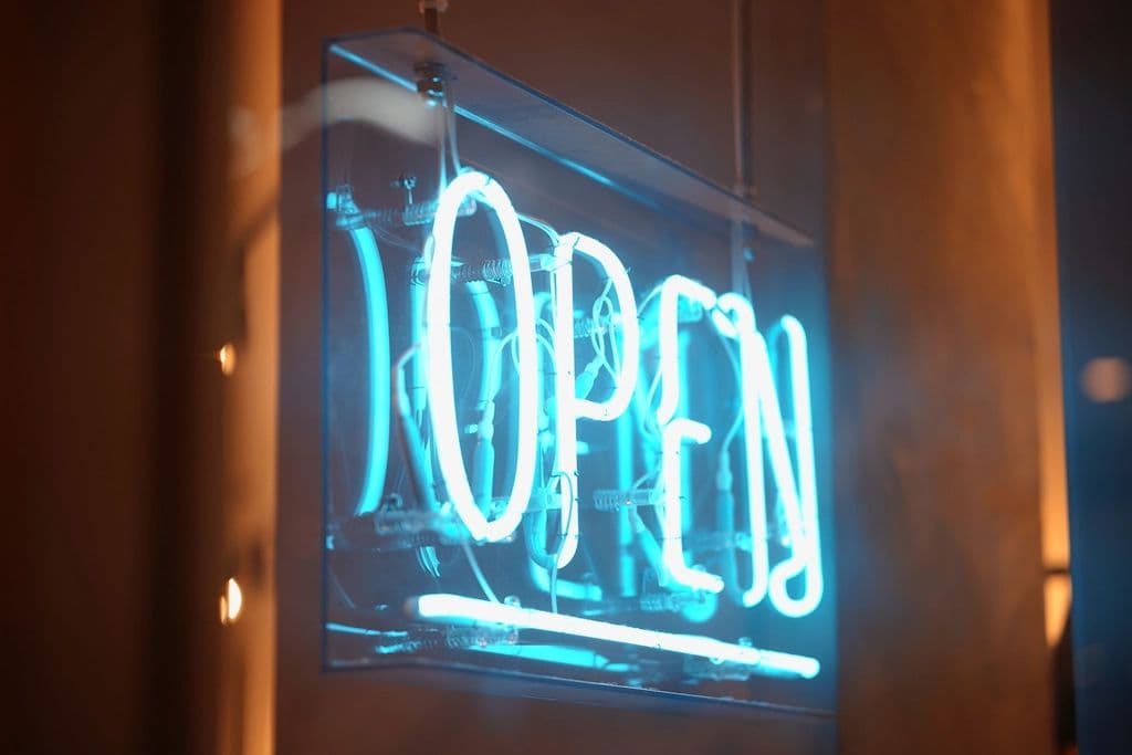 Leuchtschrift „Open“ im Fenster eines Lokals