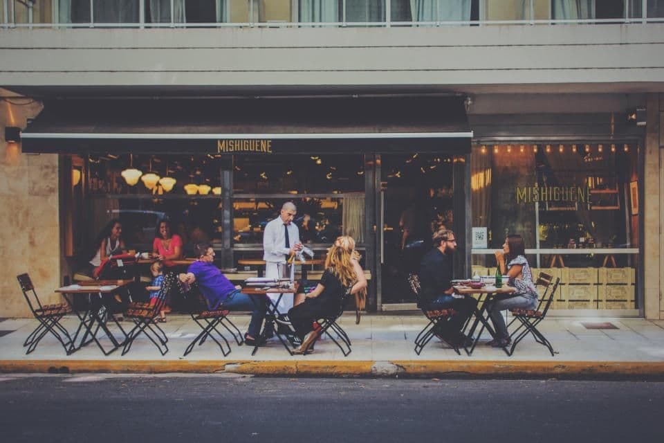 Gut besuchtes Straßencafé
