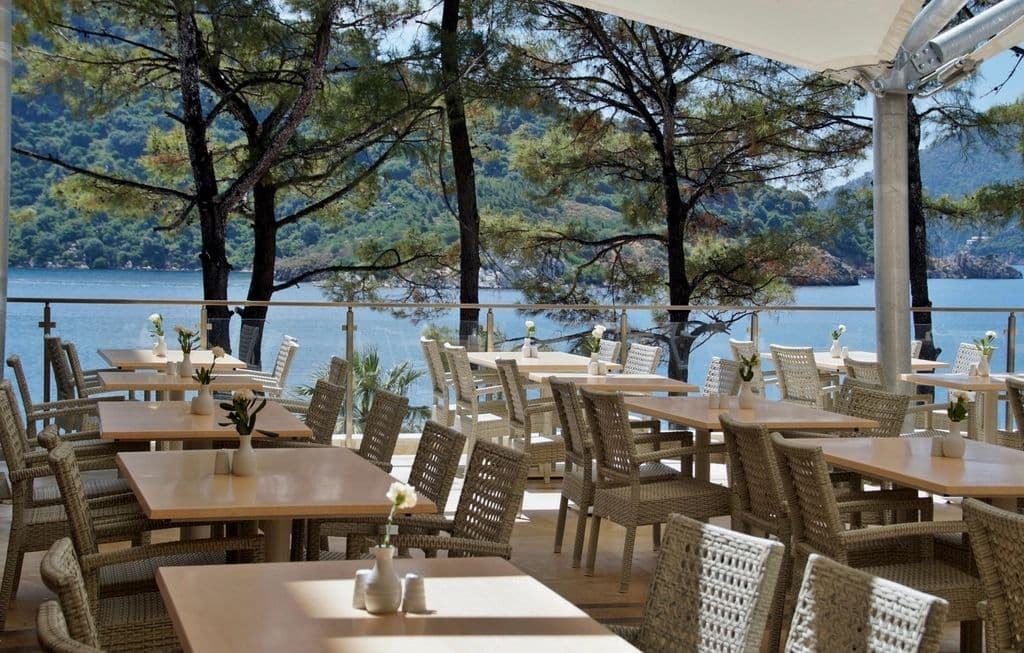 Terrasse mit Blick aufs Wasser
