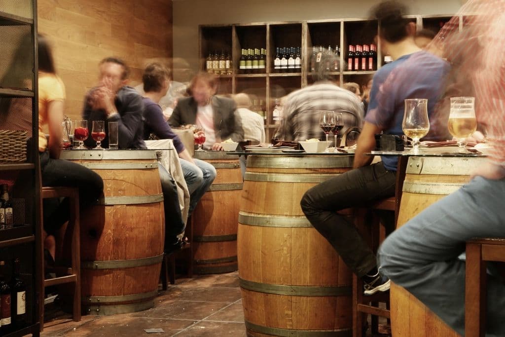 Gut besuchte Weinbar am Abend